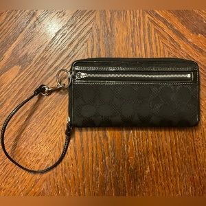 Attractive Classic Coach Silver Hoop & Hardware Zipper Wristlet Wallet!